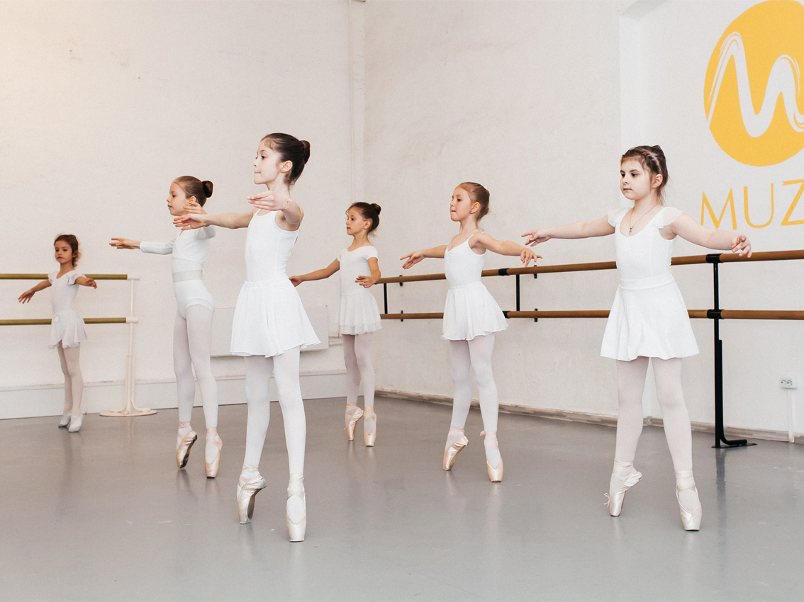 Школьная классика движение. Школа Балакирева балет. Классический танец дети. Классическая хореография для детей.